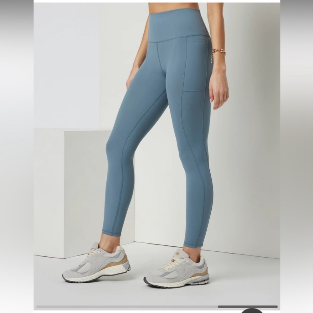 Vuori Studio Pocket Legging in smoke blue